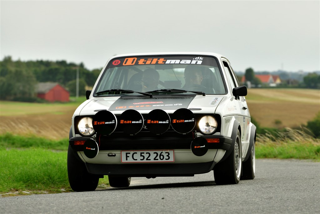 Kim Kjærsgaard Frandsen fra Malling og Jan Østergaard fra Juelsminde er på kort tid nået op blandt de bedste i klassisk pålidelighedsrally. Her kører de deres VW Golf GTI fra 1979 gennem et snævert sving ved Allindelille Fredskov under Oresund Rally.